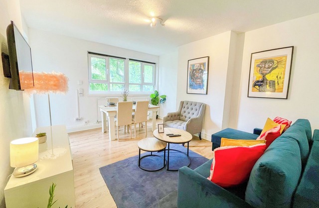 Bright 3 Bedroom flat with private balcony near Finsbury Park Wood Green London