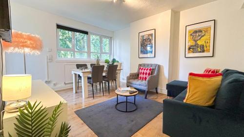Bright 3-bedroom flat with Private Balcony and FREE WiFi near Finsbury Park , Manor House , Highbury , Islington