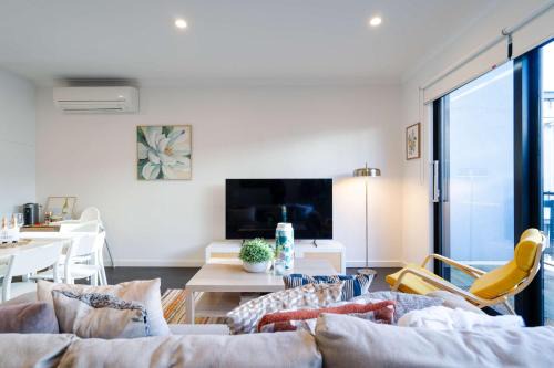 Bright 3 level townhouse