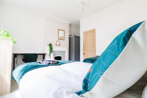 Bright 4-Bed Home ! Free Wi-Fi Included