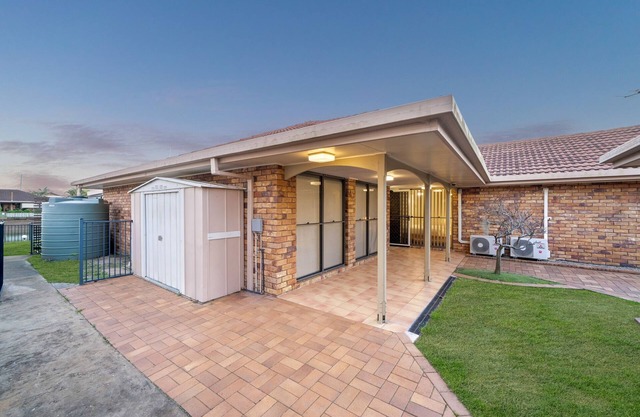 Bright 4-Bed House Overlooking Newport Canals