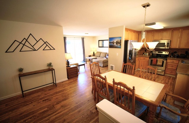 Bright 4-bedroom home near Airport & Bend w/big backyard