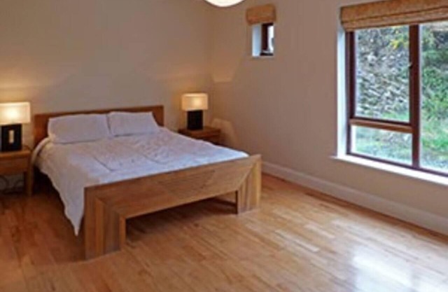 Bright, 4 double bedrooms sleeps 10, pool table