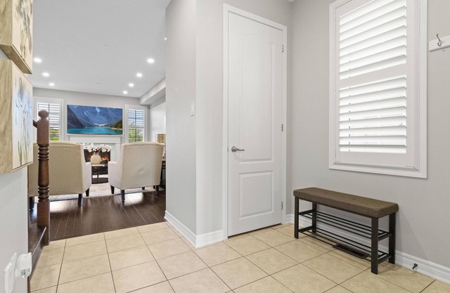 Bright 5BR Milton Home~Main Floor Bedroom Retreat