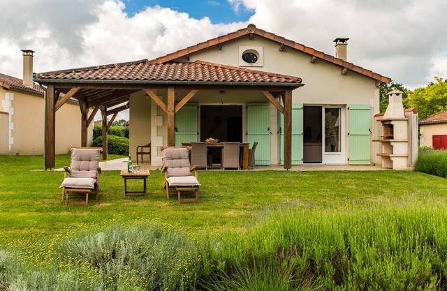 Bright 6-person villa in the heart of the Gâtine regionRental March to October