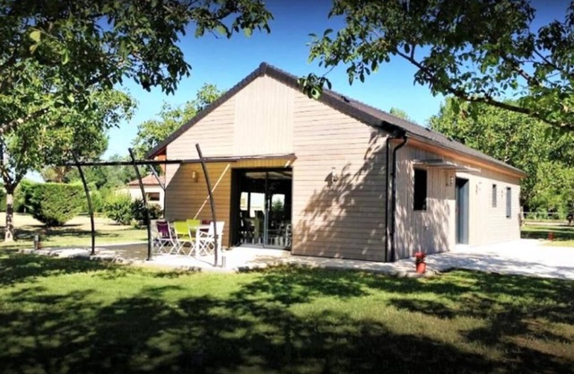 Bright and light Tobacco barn with heated pool, AC, high speed wifi, near river