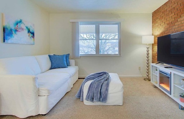Bright & Airy 1BR near Hall of Fame/Hwy/Airport