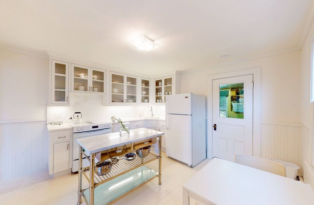 Bright & airy cottage with firepit, bikes, high-speed WiFi & private W/D