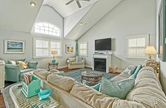 Bright and Airy Condo. One block to the Beach. Great location.