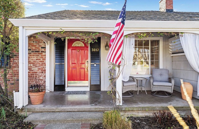 Bright and Airy, Garden Retreat near Cottage Park. Pet Friendly.