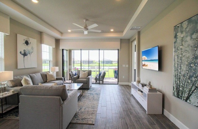 Bright and airy waterfront villa in the Esplanade - Sunny Retreat