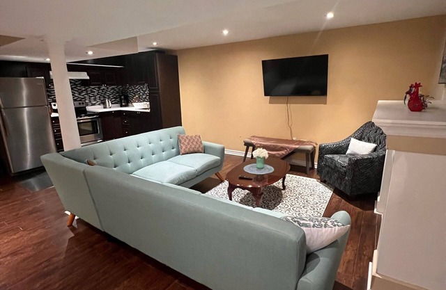 Bright and Clean Basement Apartment,5 min to Lakes.