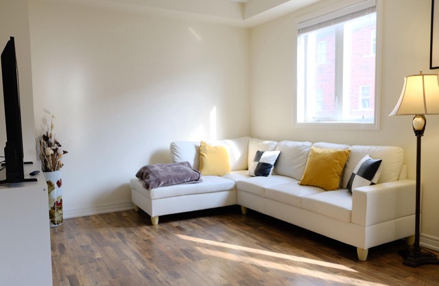 BRIGHT and Comfy 4 Bed Home in Markham - close to lake and hiking trails