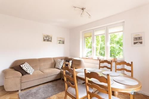 Bright and Cosy 3city Apartment in Gdynia with Balcony by Noclegi Renters