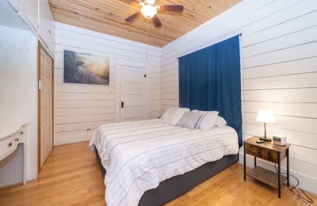 Bright and Cozy 2 Bedroom Cottage w/ Amenities