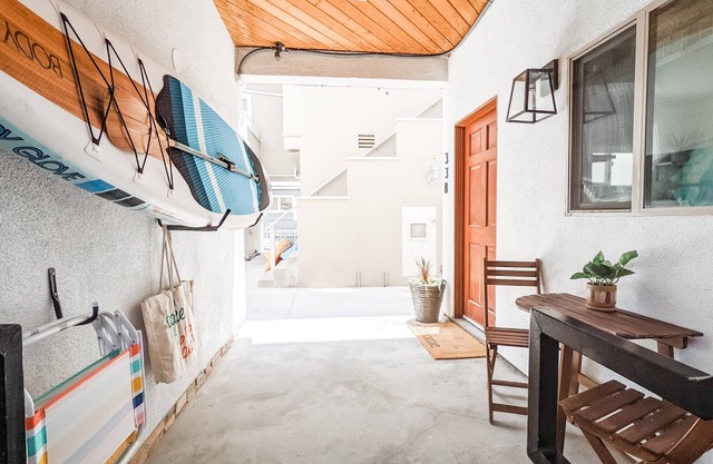 Bright and Cozy Modern Studio, Steps from the Beach.