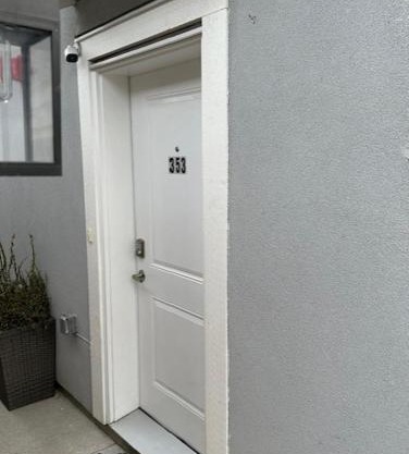 Bright and cozy modern home in Vancouver - central to YVR-Downtown - Free Private Parking