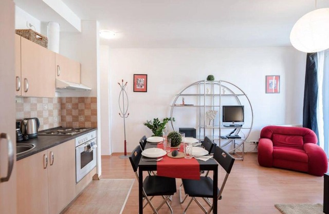 Bright and homey AC apartment near the center