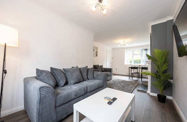 Modern & Spacious 2 Bed Home w Garden in Liverpool