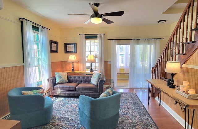 Bright and modern apartment in town. Close to it all!