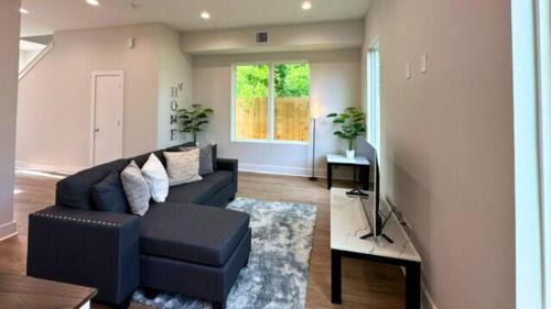 Bright and Modern Houston Getaway Gated Community Close to Everything