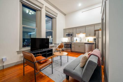 Bright and Modern Studio in Louisville # 408