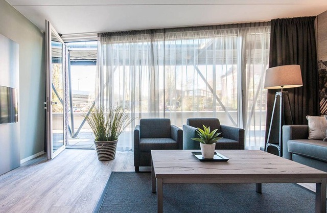 Luminoso y moderno apartamento de dos habitaciones con vista al canal. Wi-Fi gratis