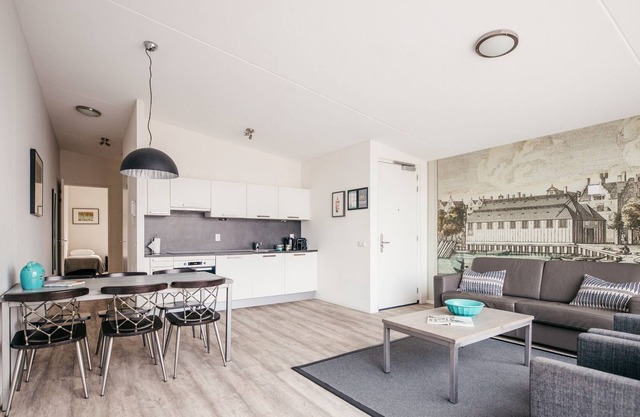 Luminoso y moderno apartamento de dos habitaciones con vista al canal