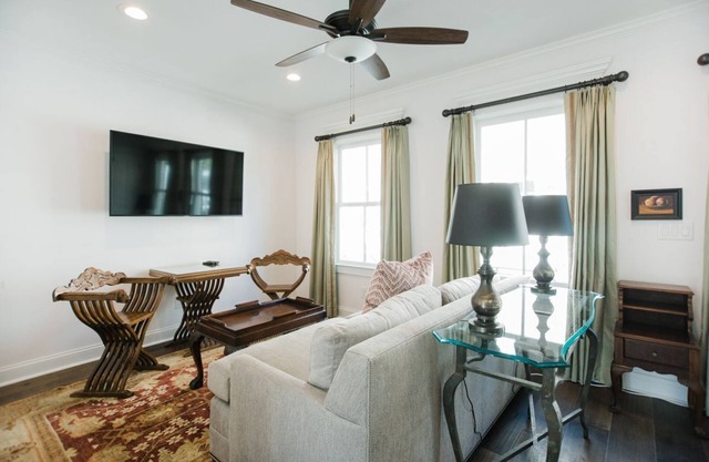 Brillante, de nueva construcción, Carriage House por Lucky Savannah