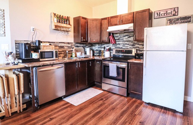 Bright and open-concept parkside suite by the airport