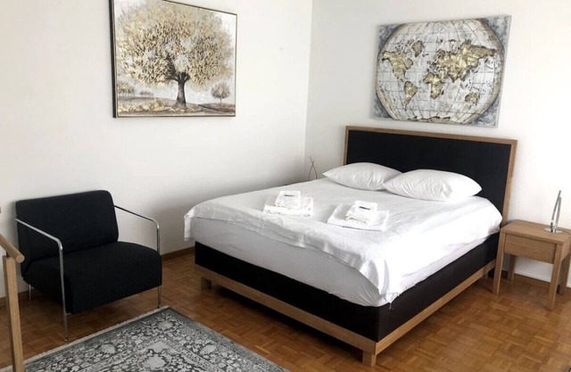 Bright and quiet studio in the city center (Sky1)