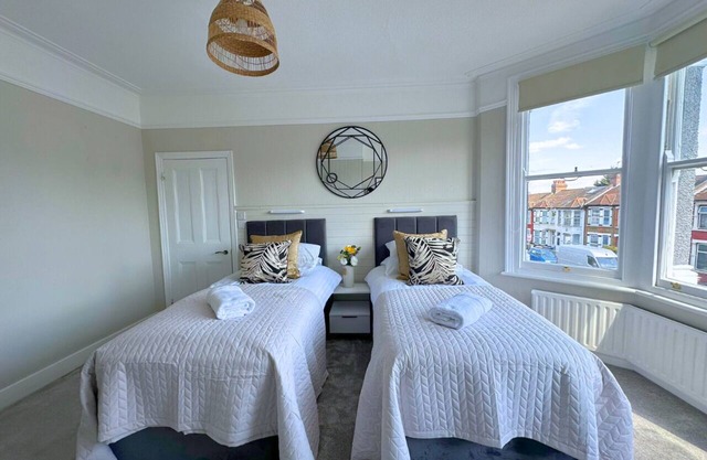 Bright and Spacious 4Bed/1Bath House with Garden FREE WIFI and PARKING