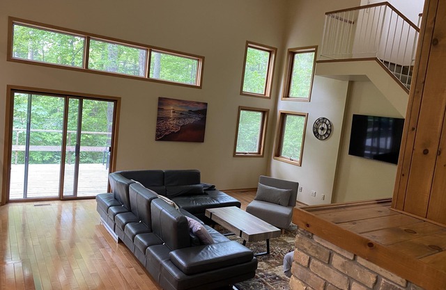 Bright and spacious family home in beautiful Southcott Pines area in Grand Bend