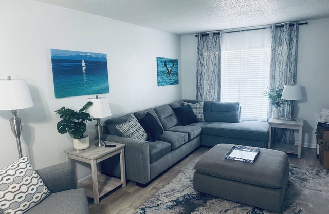 Bright and spacious 2-bedroom house with AC in Bradenton