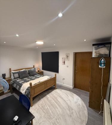 Bright and Spacious Entire One Bedroom Apartment with Living Room and Private Garden