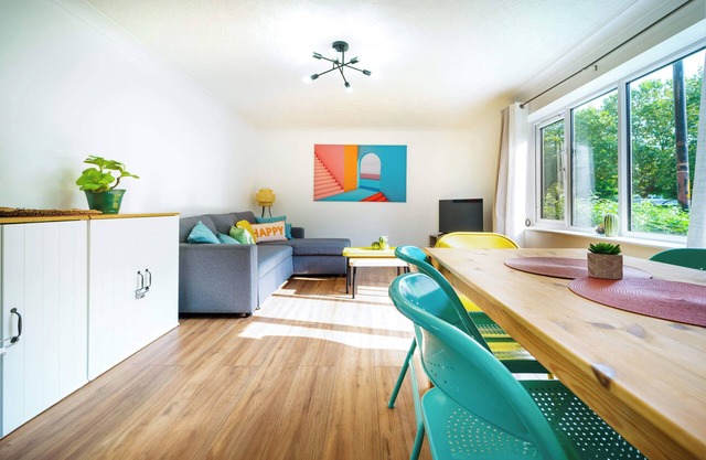 Bright and Spacious Flat with FREE Parking near Tower Bridge