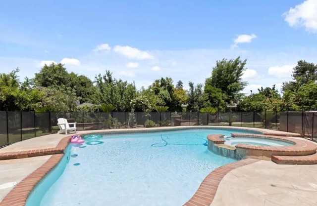 Bright and spacious 4-bed w/ pool and king suite