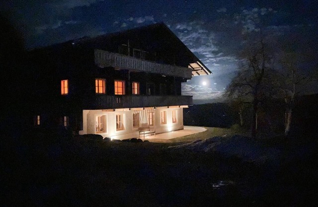 Bright and spacious holiday home (260 sqm) for up to 9 people with a surrounding balcony