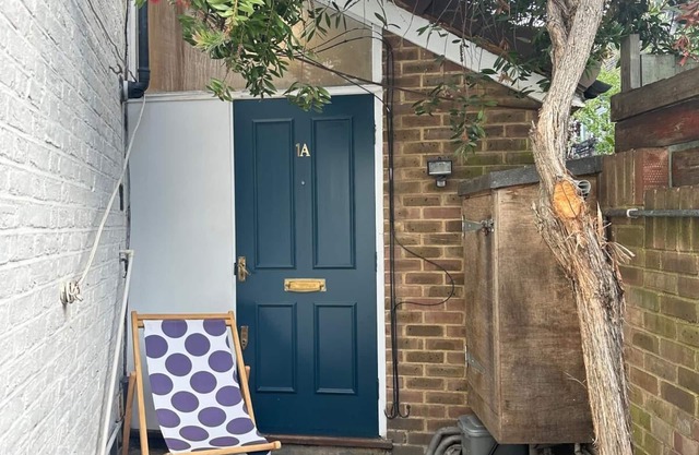Bright and stylish one bedroom ground floor flat, 15mins walk to Notting Hill.