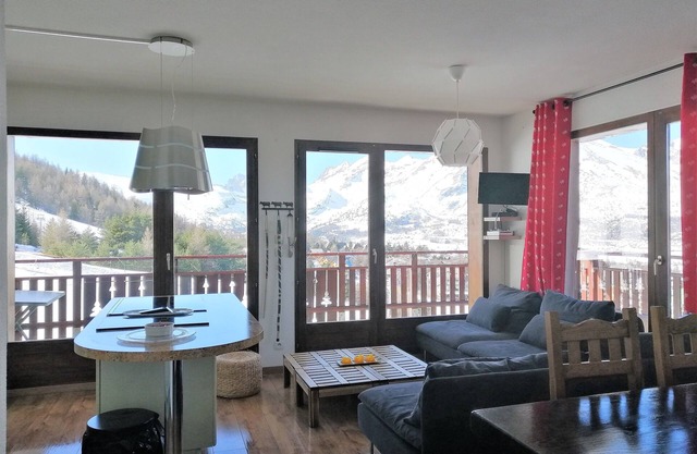 Luminoso apartamento con vistas panorámicas.