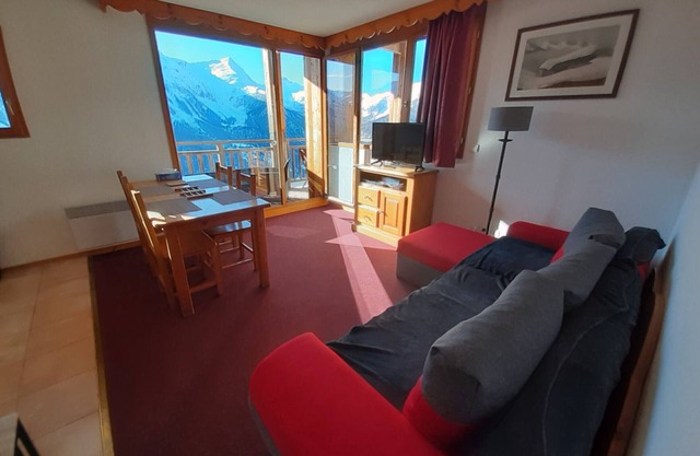 Bright apartment with balcony, parking, WIFI, near slopes