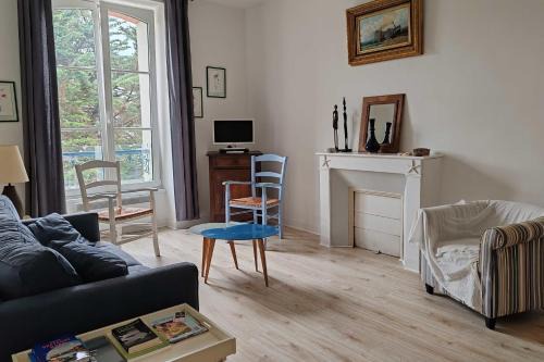 Bright apartment with private beach access