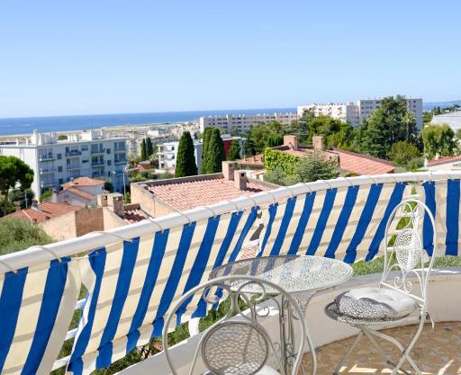 Bright Apartment with Sea View