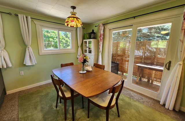 Bright apartment within walking distance of The Village of Northport.