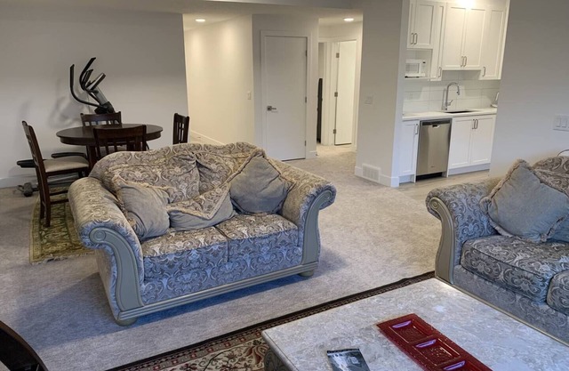 Bright Basement Suite Close to the Mountains
