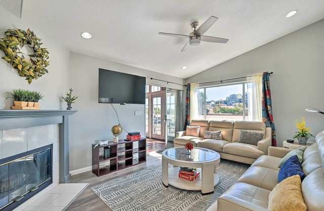 Bright Bay Point Home w/ Deck & Gas Grill!