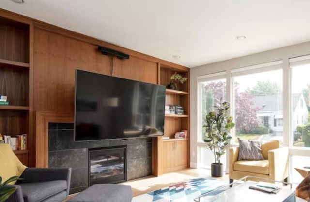 Bright & Beautiful 4 bed/3 bath home in Desirable Neighborhood- Pet Friendly!