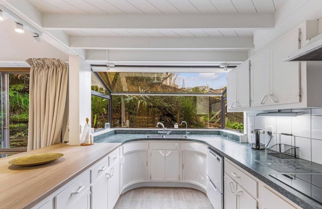 Bright & Breezy 2BR Garden View