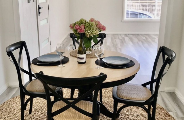 Bright charming home & walking distance to Four Pillars Gin!