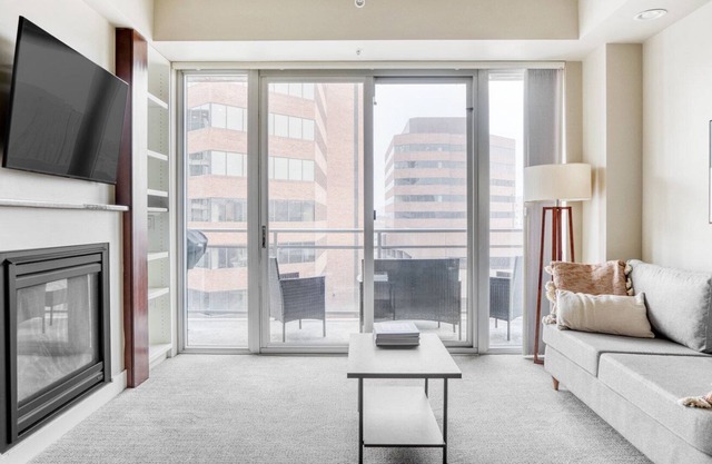 Bright Cherry Creek 2BR w/ Theater & Gym, nearby shopping, by Blueground
